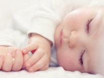 Bayi tidur di sisinya