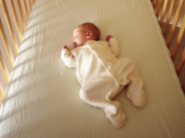 Bayi tidur di belakangnya