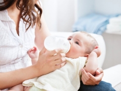 التغذية الصناعية للطفل: ميزات وإيجابيات وسلبيات