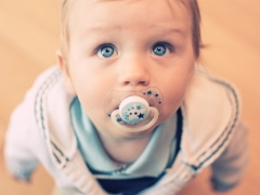 How to teach a baby to a dummy?