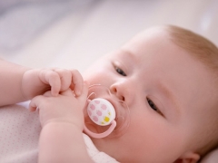 Cara memilih dummy untuk bayi baru lahir?