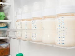 Quanto tempo você pode armazenar o leite materno na geladeira e como fazê-lo?