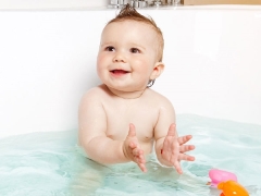 Bolehkah saya memandikan bayi selepas vaksinasi?