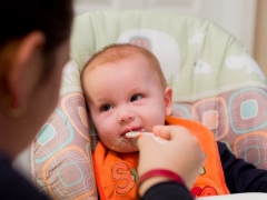 With how many months can you give mashed potatoes to a child?
