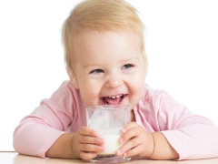 Dari berapa bulan bolehkah anda memberi bayi kefir?