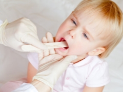 Paano gamutin ang stomatitis sa mga bata?