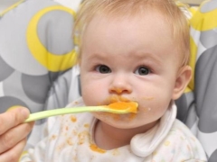 Bagaimana untuk memberi anak itu kuning telur dan memperkenalkannya kepada makanan tambahan?