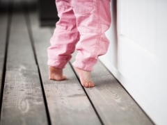 Kenapa anak berjalan kaki di kaus kaki dan apa yang perlu dilakukan?