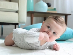 متى يبدأ الطفل في الإمساك برأسه؟