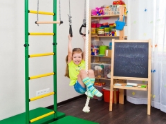 Suweko pader para sa mga bata sa apartment - isang sports complex para sa bawat bata