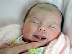 Baby mit Zähnen geboren