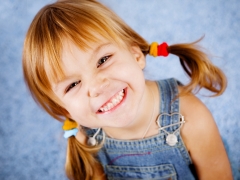 A criança mói os dentes à tarde