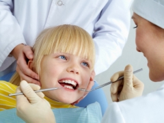 Wie viele Zähne sind bei einem Kind 3 Jahre alt und wie werden Zähne in diesem Alter behandelt?