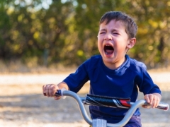 ماذا لو قطع الطفل لسانه إلى الدم؟