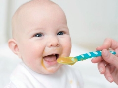 At what age can pea soup be given to a child?