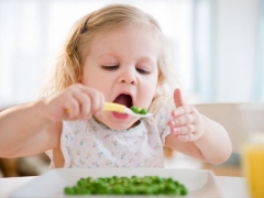 Pada umur berapa anda boleh memberikan kekacang anak anda - kacang, kacang dan kacang-kacangan?