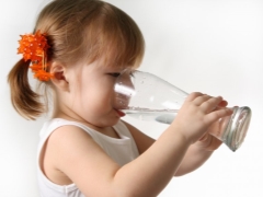 Sollte ich mir Sorgen machen, wenn das Baby viel Wasser trinkt?