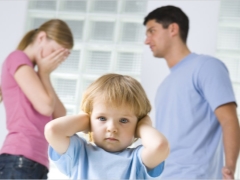 كيف تخبر الطفل عن الطلاق والبقاء على قيد الحياة في هذه الفترة؟ نصائح في علم النفس
