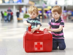 Die Erste-Hilfe-Ausrüstung für das Kind bei einem Ausflug zum Meer