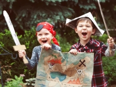 Quest para o aniversário de uma criança - procure por um presente por scrapbook