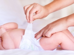 Sintomas e tratamento da dermatite das fraldas em crianças