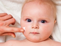 Emolien dengan dermatitis atopik pada kanak-kanak