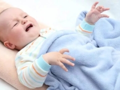 O que devo fazer se meu filho tiver câimbras devido à febre alta?