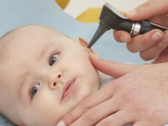 Mga sintomas at paggamot ng purulent otitis sa isang bata
