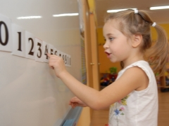 Paano magtuturo sa isang bata upang mabilang ang mga halimbawa na may mga numero sa loob ng 10?