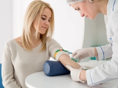 Quais são os padrões para exames de sangue durante a gravidez e quais são as causas dos desvios?