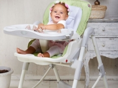 Cadeiras para alimentação de bebê feliz