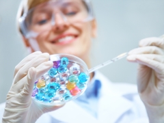 Em que dia após a fertilização in vitro é o embrião geralmente ligado e do que depende?
