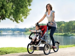Bicicleta com carrinho de bebê e mãe: características e dicas para escolher