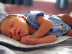 Warum krümmt das Baby den Rücken und wirft den Kopf zurück?