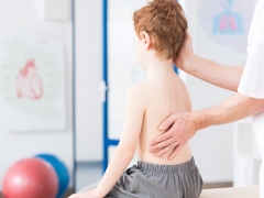 Skoliose bei Kindern: Symptome und Behandlung, effektive Bewegung und Vorbeugung