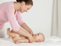 Gimnastik untuk bayi: senaman yang menyeronokkan dan berkesan