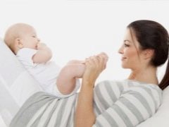 Gimnastik untuk bayi baru lahir dari hari-hari pertama kehidupan