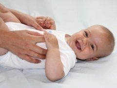 Bagaimana untuk mengurutkan bayi selama 6-8 bulan?
