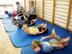 Quais grupos de terapia de exercícios para crianças e como é a lição?