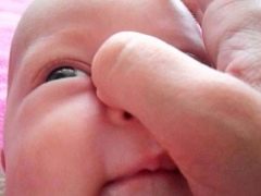 Urut terusan lacrimal untuk bayi baru lahir dan bayi