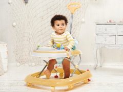 Dari usia berapa anak boleh diletakkan di atas walker dan adakah ia berbaloi?