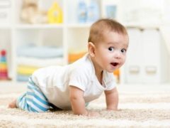 Com que idade a criança começa a engatinhar e quais exercícios contribuem para isso?