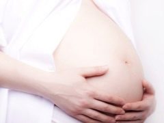 Qual é a relação entre a descarga do tubo e o início do trabalho de parto?