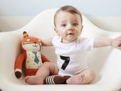 Wann beginnt ein Kind zu sitzen und welche Übungen tragen dazu bei?