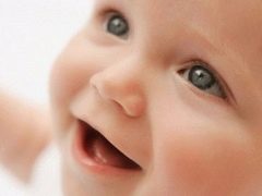 متى يبدأ الطفل بالابتسام؟