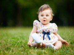 Quantos meses as meninas geralmente começam a se sentar?