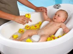 Memilih mandi untuk mandi bayi baru lahir