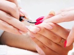 ما تحتاج لمعرفته حول طلاء طلاء الأظافر خلال الحمل؟