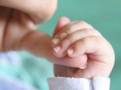 How to cut nails to newborns?