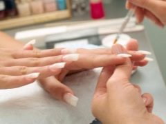 Pada usia berapa anda boleh melakukan manicure dan membina kuku anda?